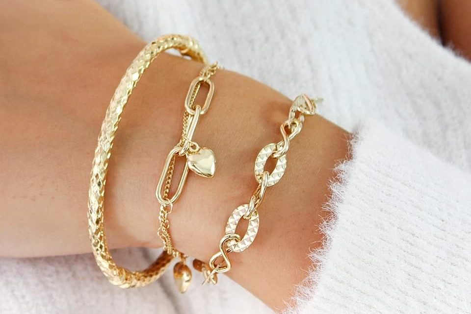 Złota biżuteria 2025 – najmodniejsze wzory, które zdominują ten rok