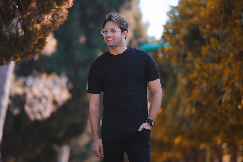 Nie chowaj ich na dno szafy! Jak wykorzystać koszulki męskie w zimowych stylizacjach?